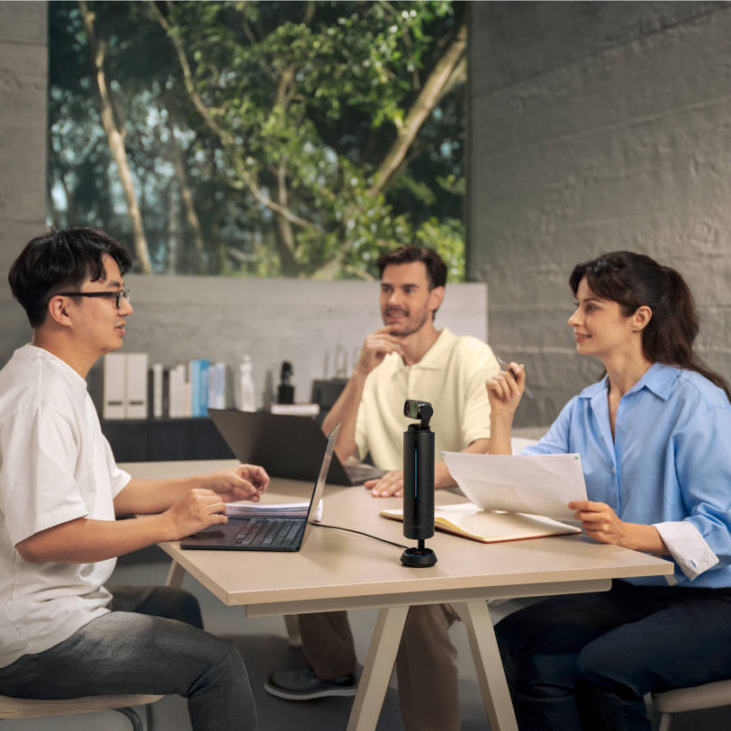 Insta360 Wave video conferencing camera with sleek design and lens, ideal for high-quality virtual meetings and video calls.