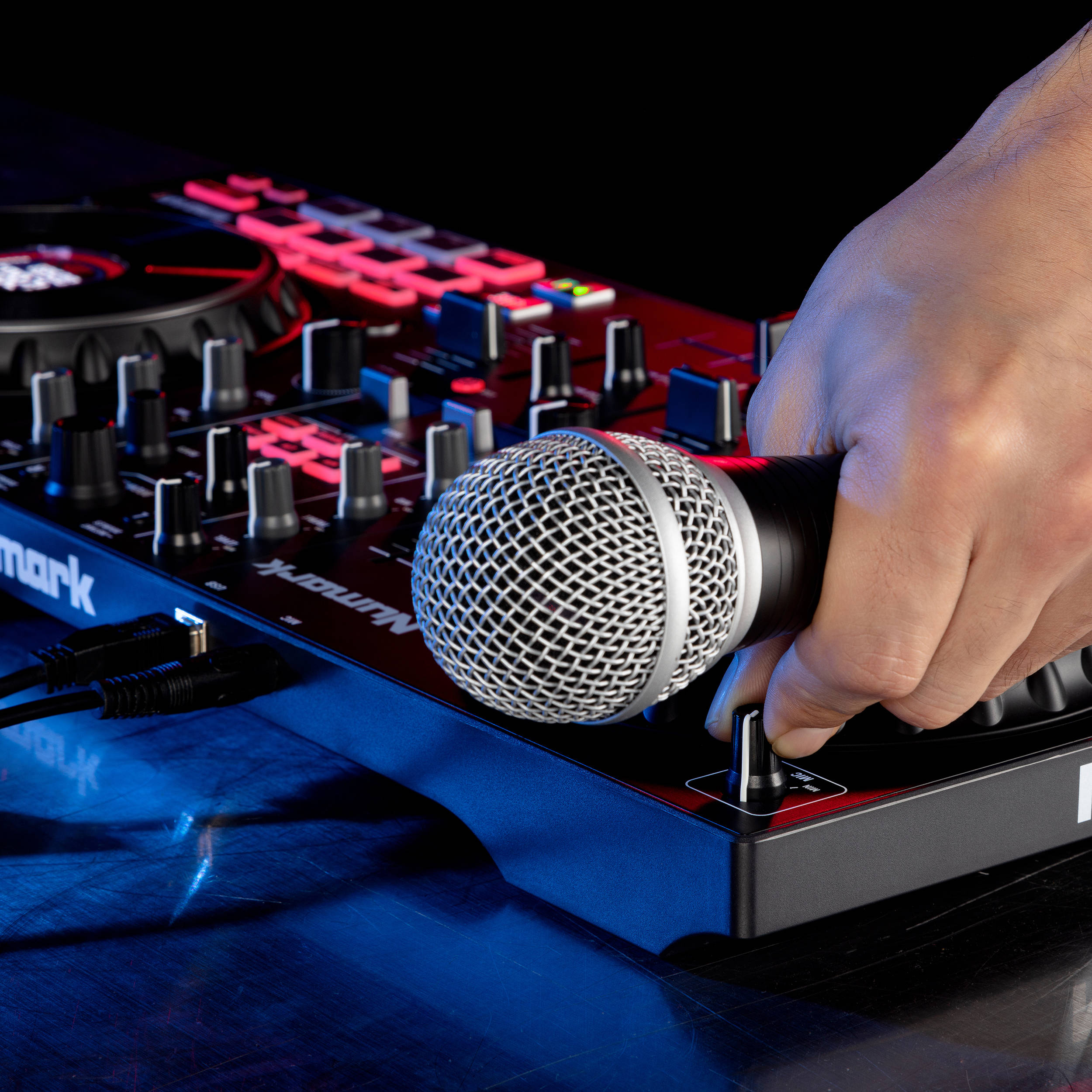 Numark Mixtrack Platinum FX