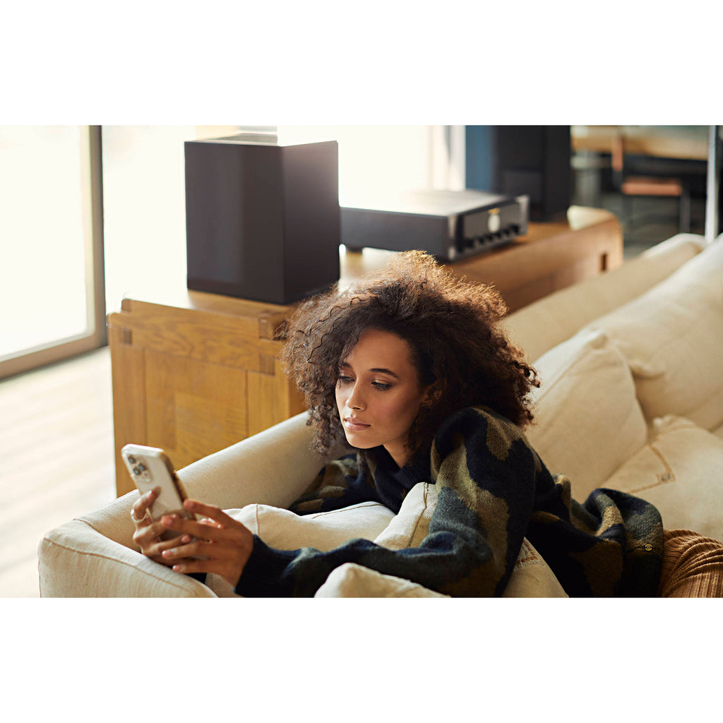 Marantz MODEL 40n stereo amplifier with sleek design and control knobs, showcasing its high-quality audio equipment.