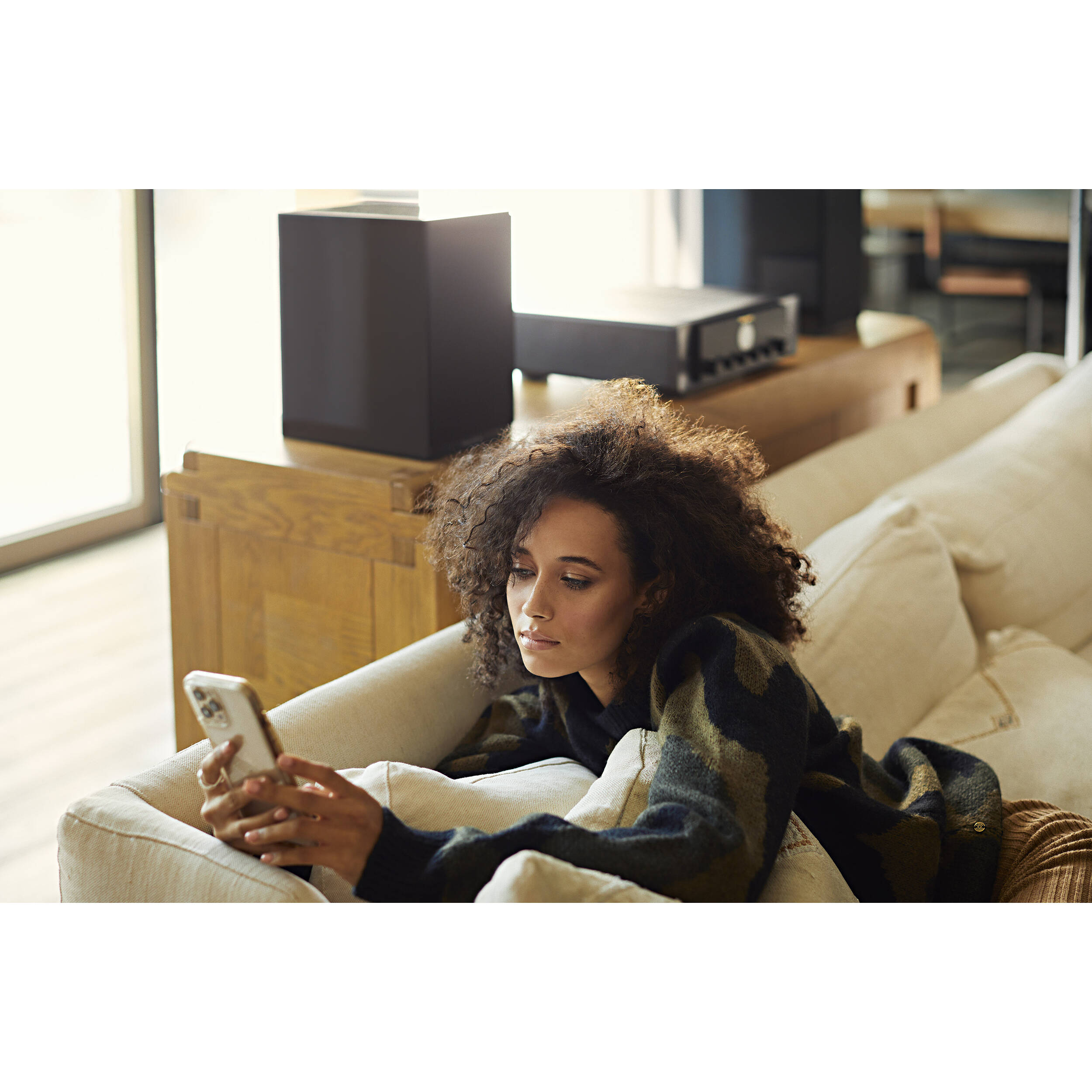Marantz MODEL 40n stereo amplifier with sleek design and control knobs, showcasing its high-quality audio equipment.