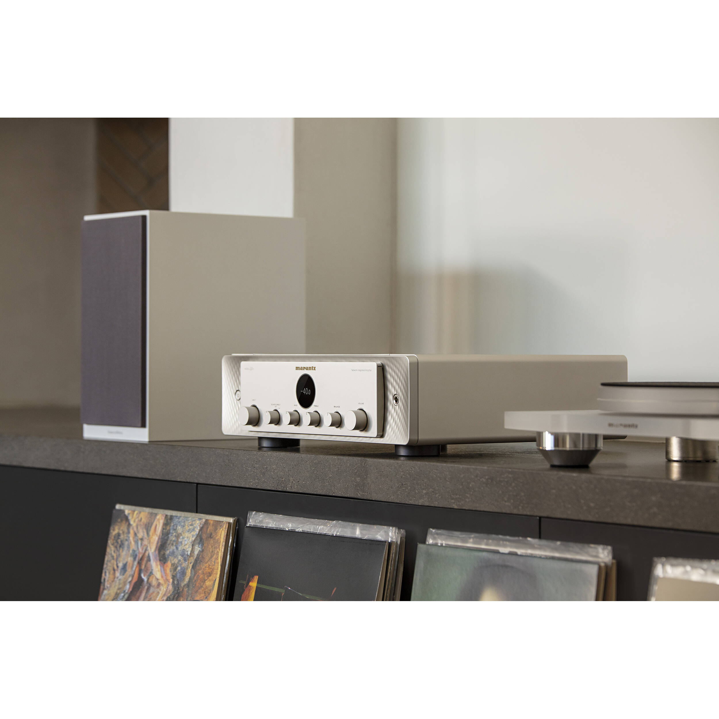 Marantz MODEL 40n stereo amplifier with sleek design and control knobs, showcasing high-quality audio equipment.