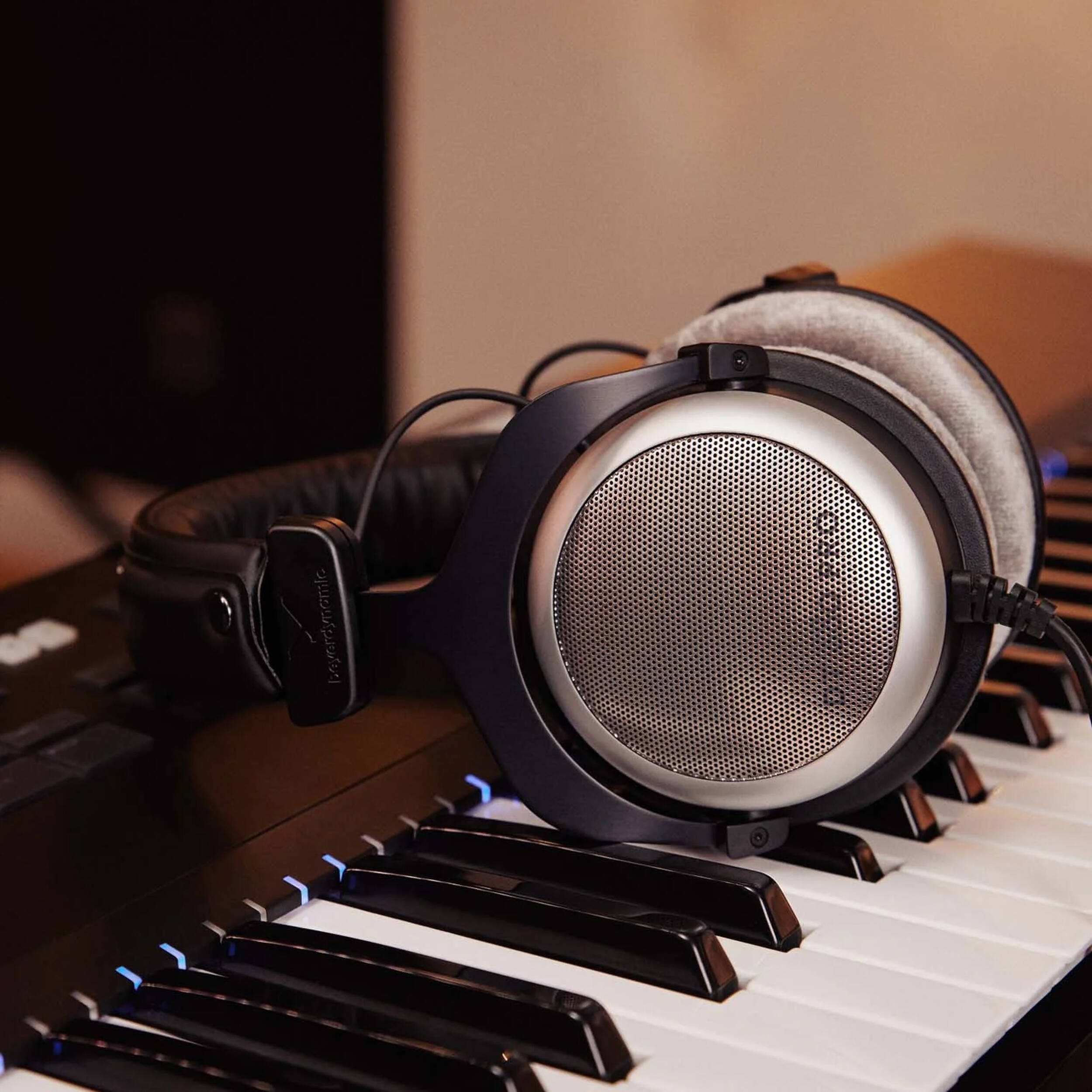 beyerdynamic DT 880 Edition 2005 250Ω beyerdynamic DT 880 Edition: Premium hi-fi headphones, semi-open