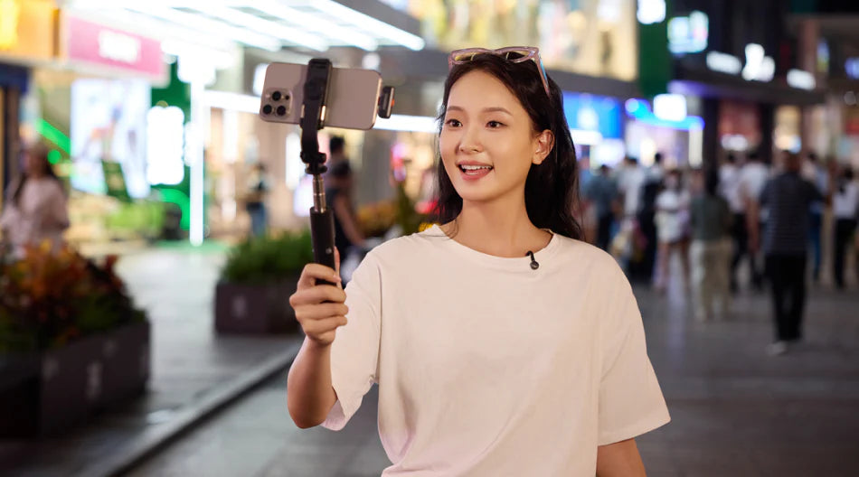 Hollyland Lark M2S Combo wireless microphone system with camera receiver and USB-C, showing noise-cancellation scene details.