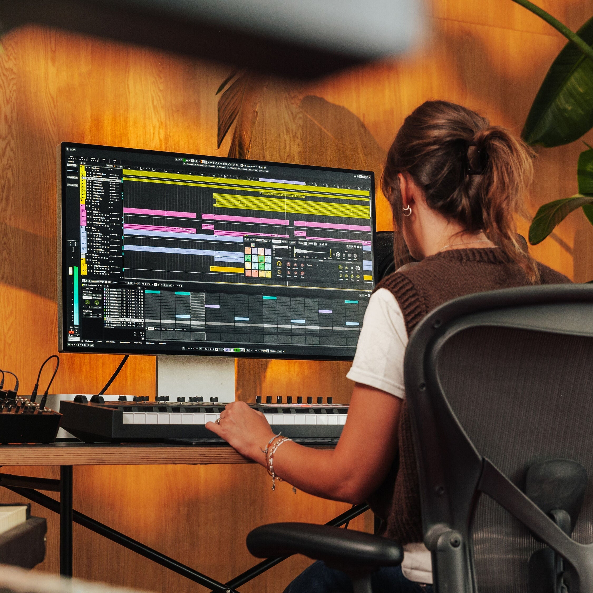 Steinberg Cubase Elements 15 DAW software education version box with interface screenshot, music production tools visible.