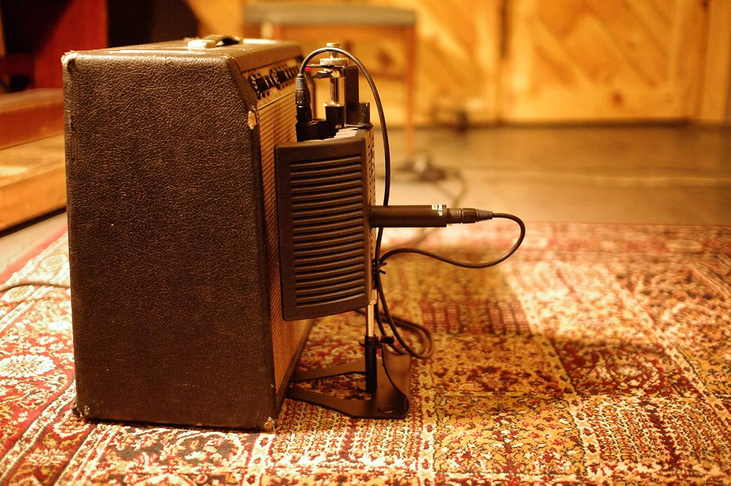 SE Electronics guitaRF reflection filter for guitar recording, showing a portable sound absorption shield with adjustable mounting.