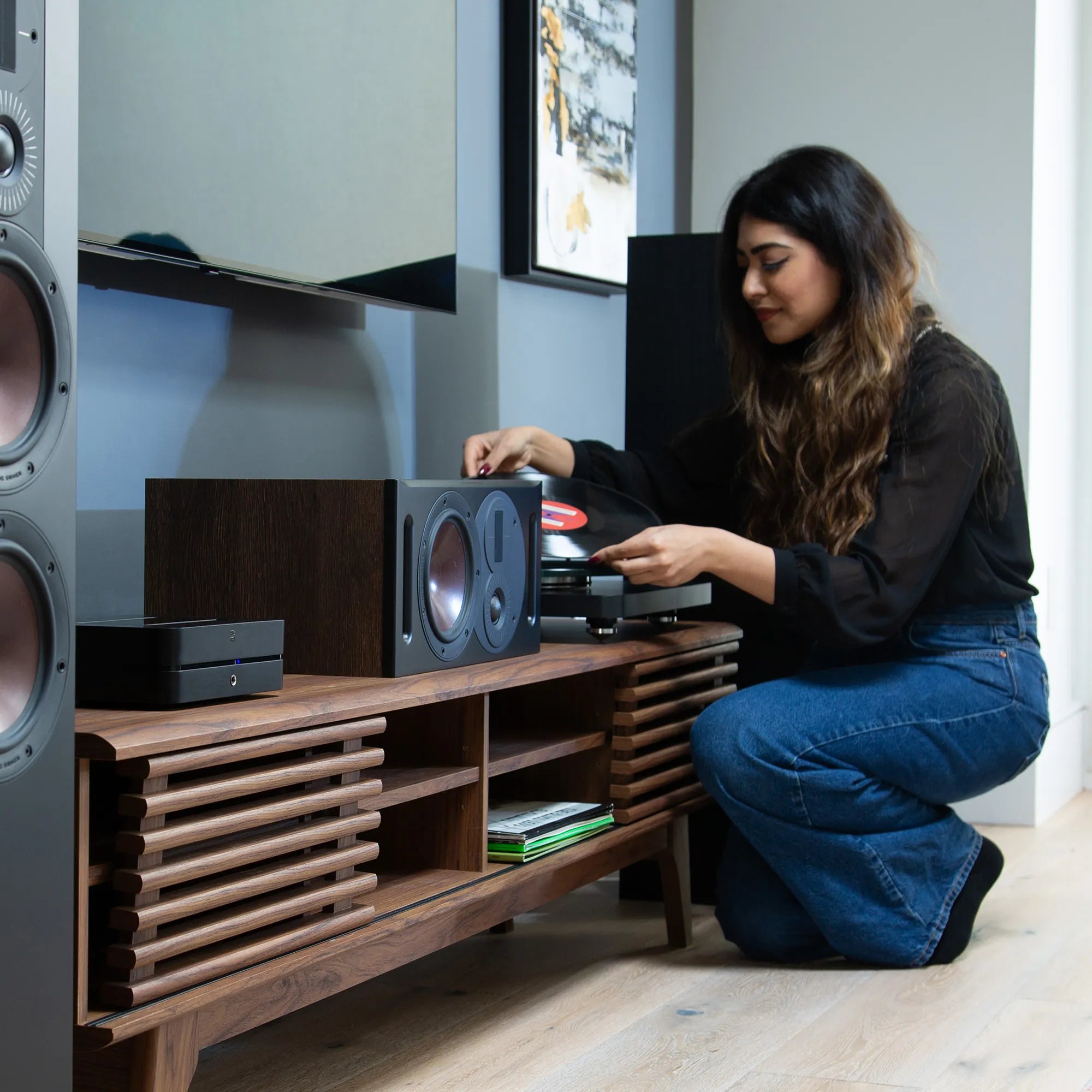 Bluesound Powernode 2025 music streamer in black, with DALI Opticon 6 MK2 speakers and PSB Sub 350 subwoofer on low right side.