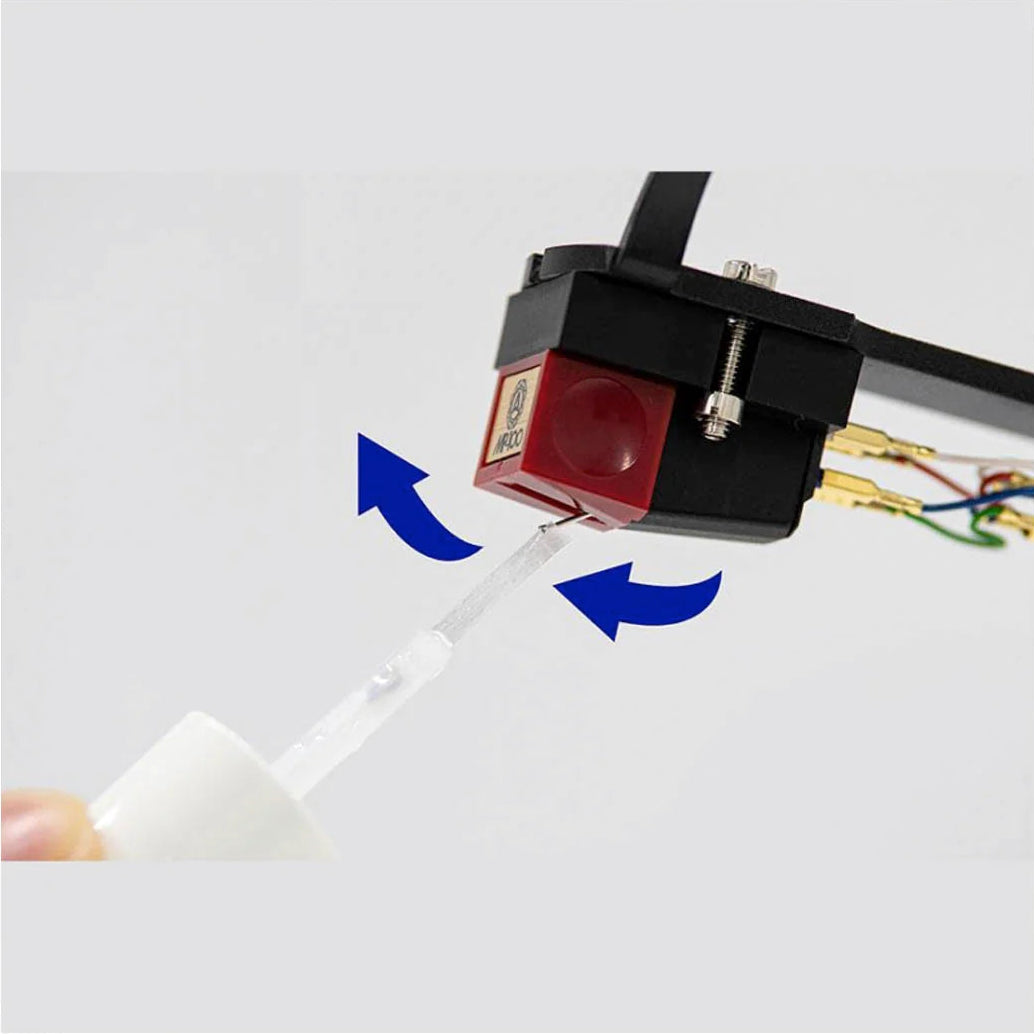 Nagaoka AM-801/2 stylus cleaner with brush for cartridge maintenance, designed to keep turntable stylus clean and in optimal condition.