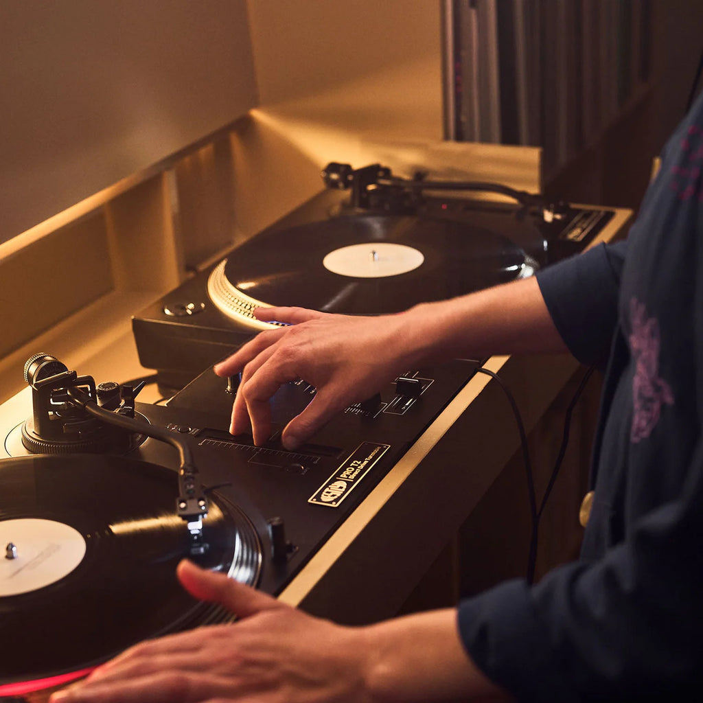 Vestlyd Pro T2 turntable in black with control knobs and sleek design, ideal for vinyl listening and DJ use.
