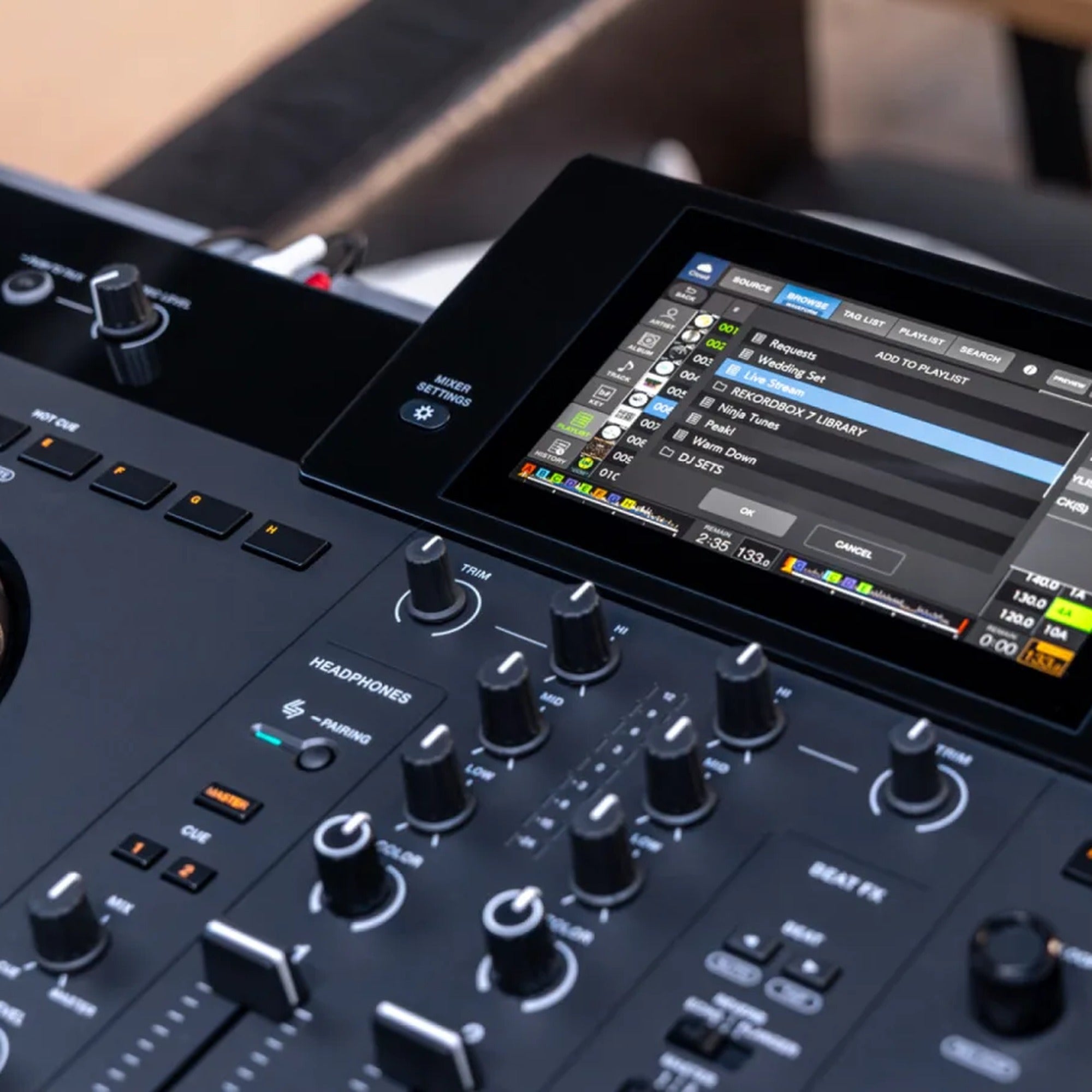AlphaTheta XDJ-AN, 7-inch touchscreen and controls detail