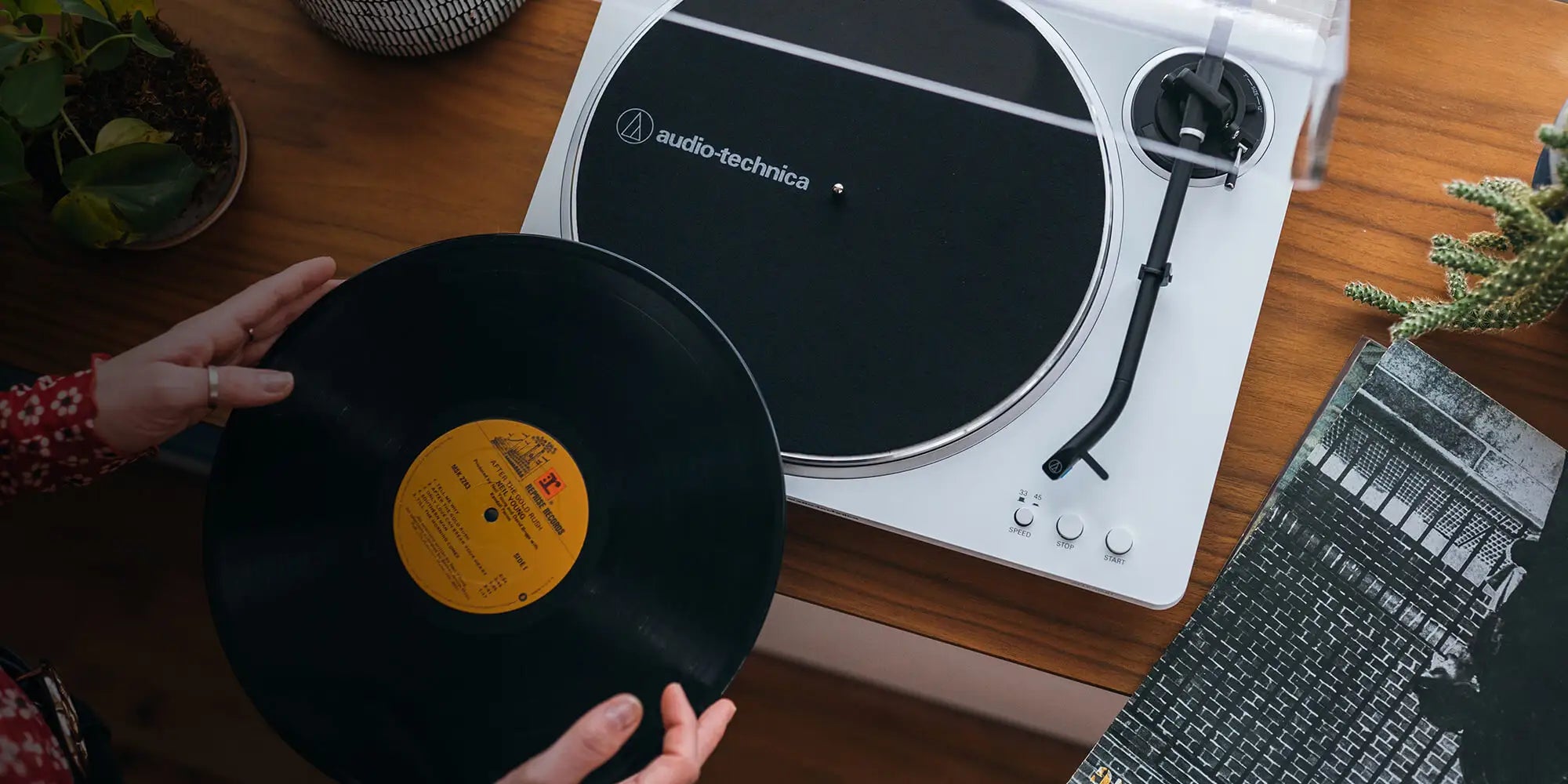 Audio Technica AT-LP70XBT (White/Silver)