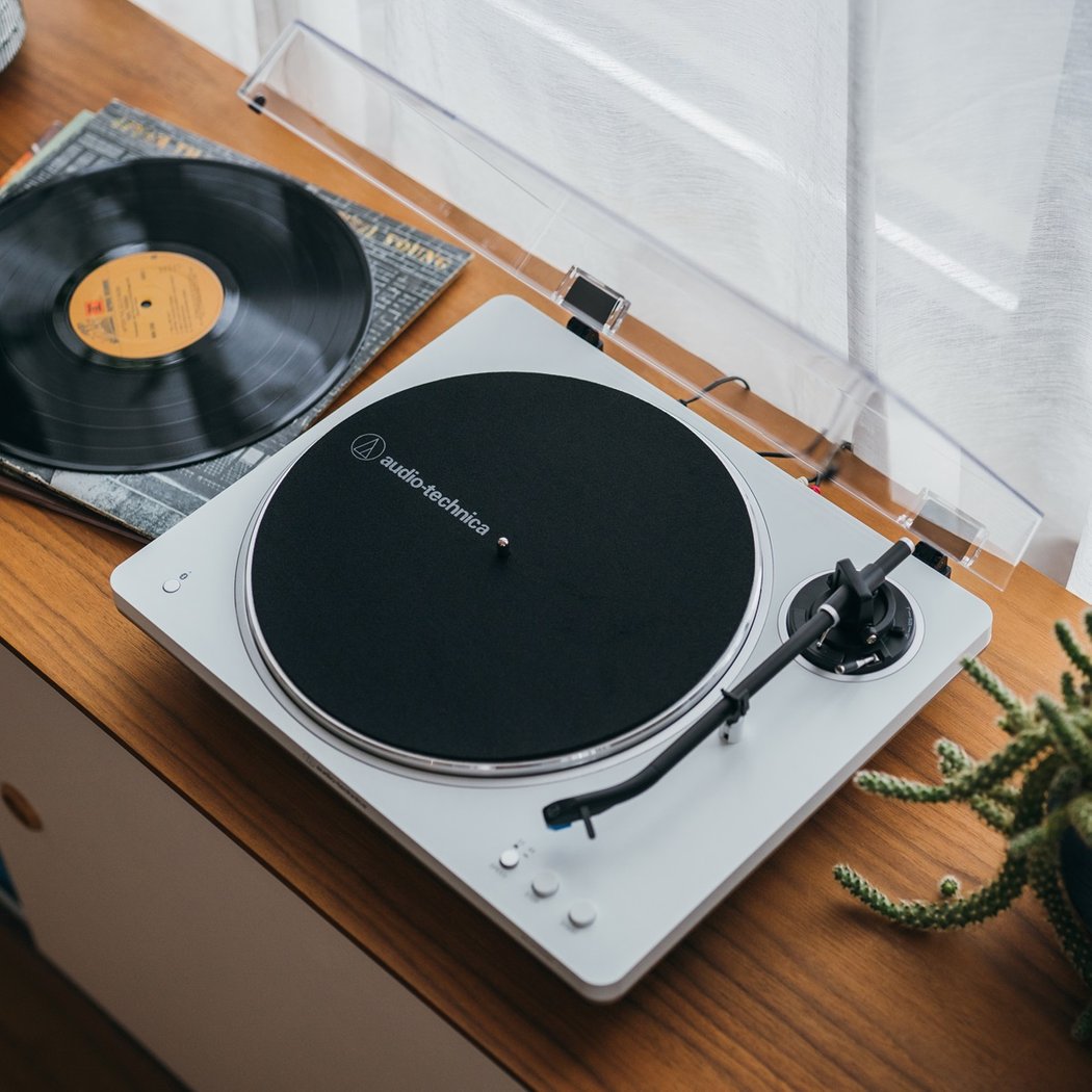 Audio Technica AT-LP70XBT (White/Silver)