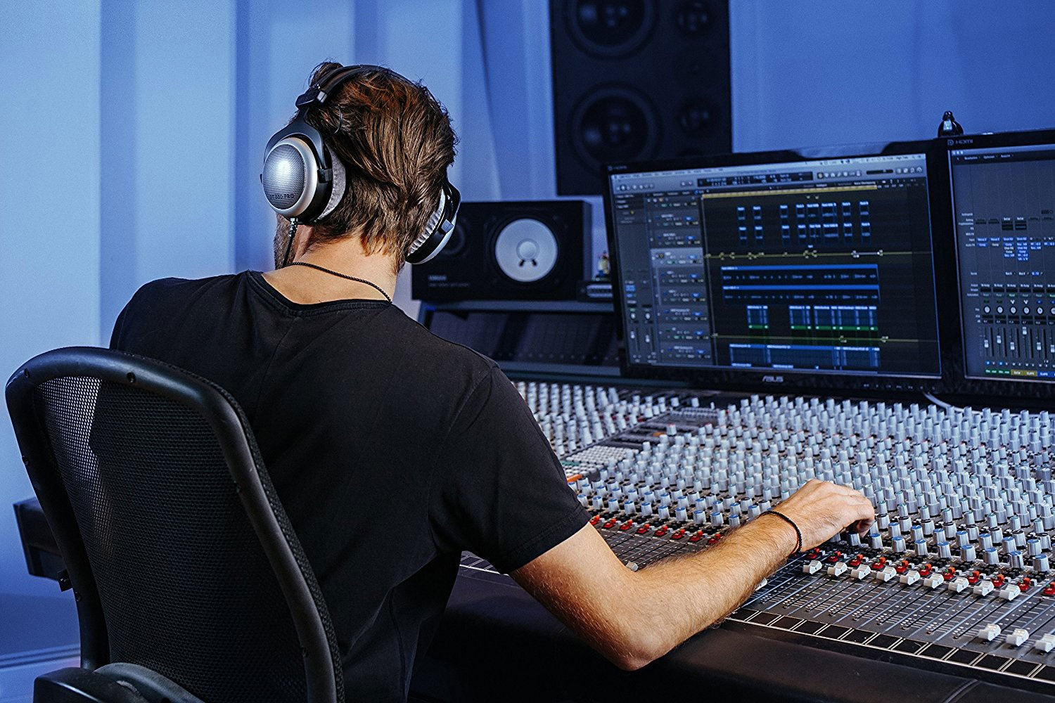 Beyerdynamic DT 880 Pro studio headphones with over-ear design and 250 ohm impedance, black and silver color.
