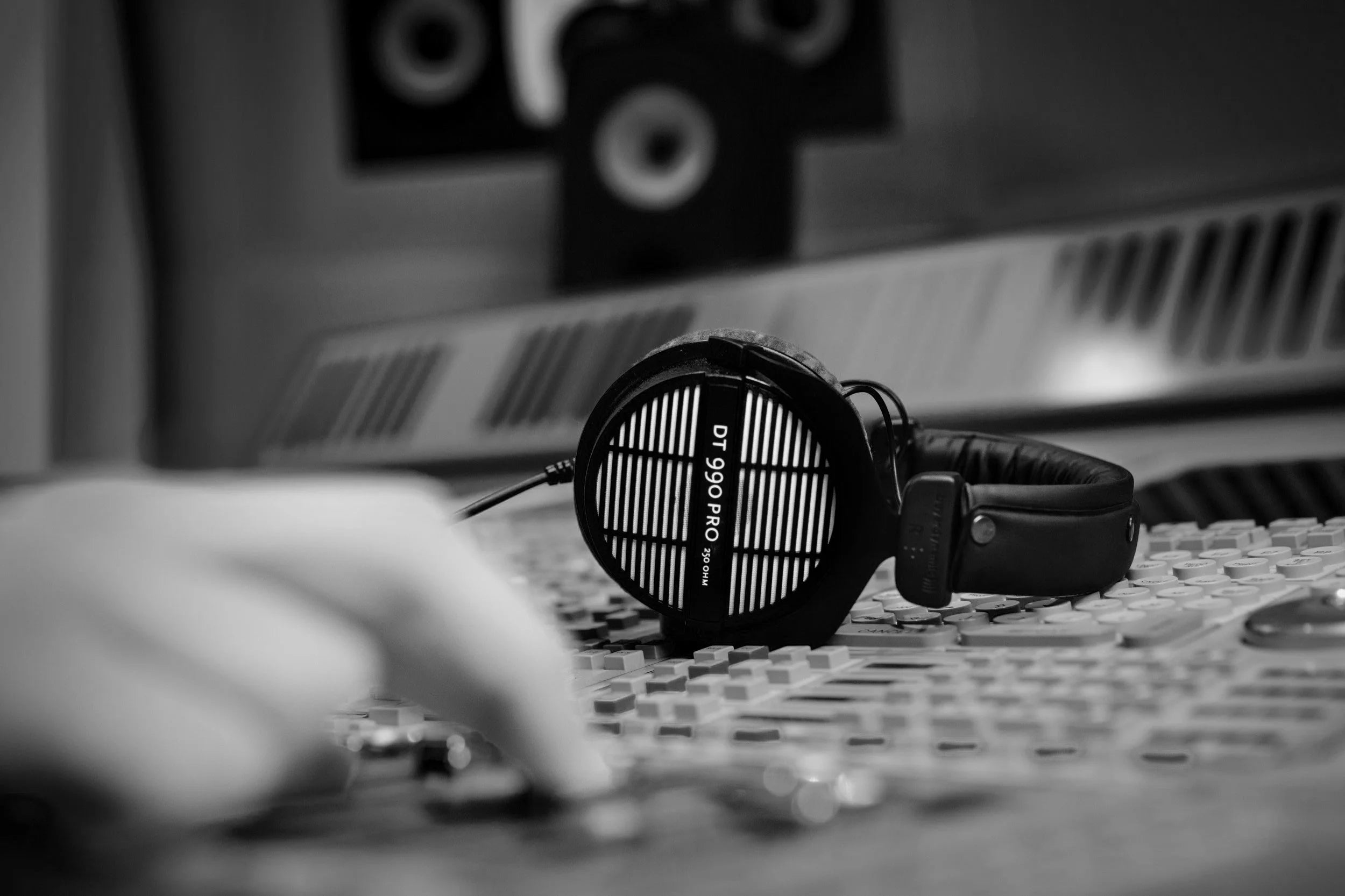 Beyerdynamic DT 990 Pro (250 Ω studio headphones, back view 3