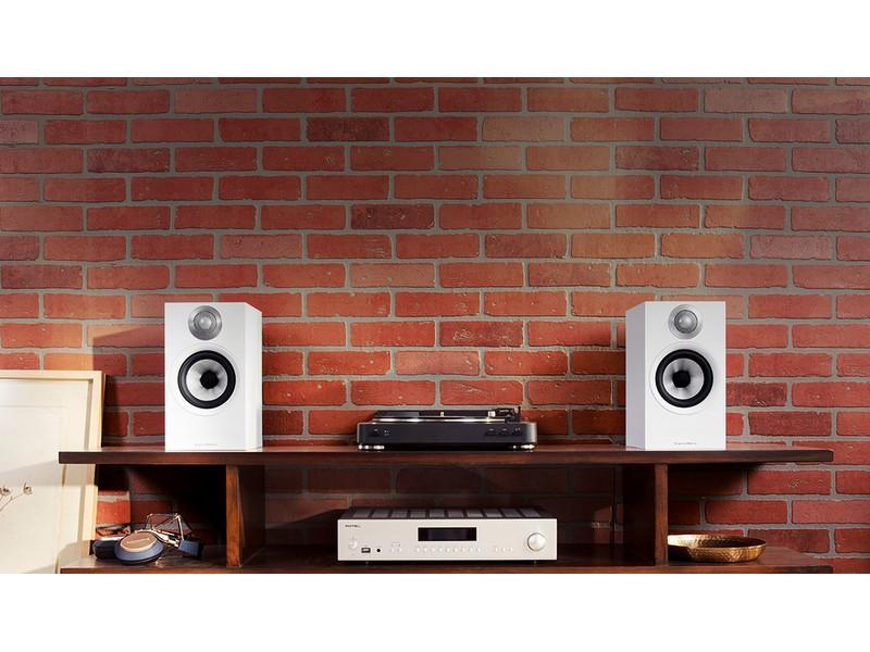 Bowers & Wilkins 606 S3 passive bookshelf speakers in matte white, showcasing the sleek design and front grille.