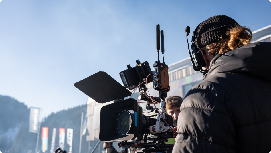 Hollyland Cosmo C2 wireless video transmission system with one transmitter and receiver for professional video broadcasting.