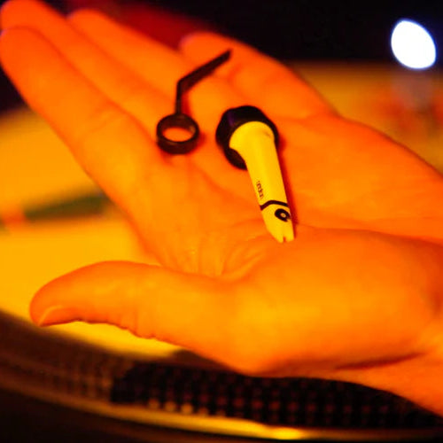Ortofon Fingerlift Black CC MK2 cartridge accessory with black finish and ergonomic design for precise record handling.
