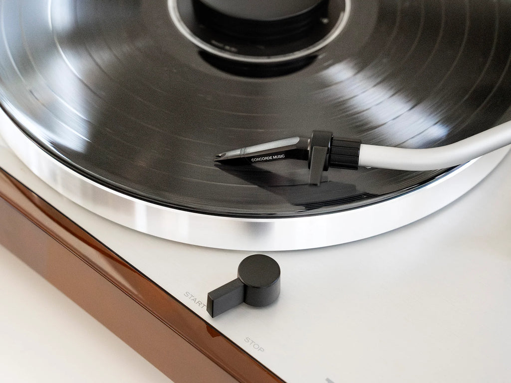 Ortofon Concorde Music Black turntable cartridge mounted on Thorens turntable, featuring sleek black design and stylus.