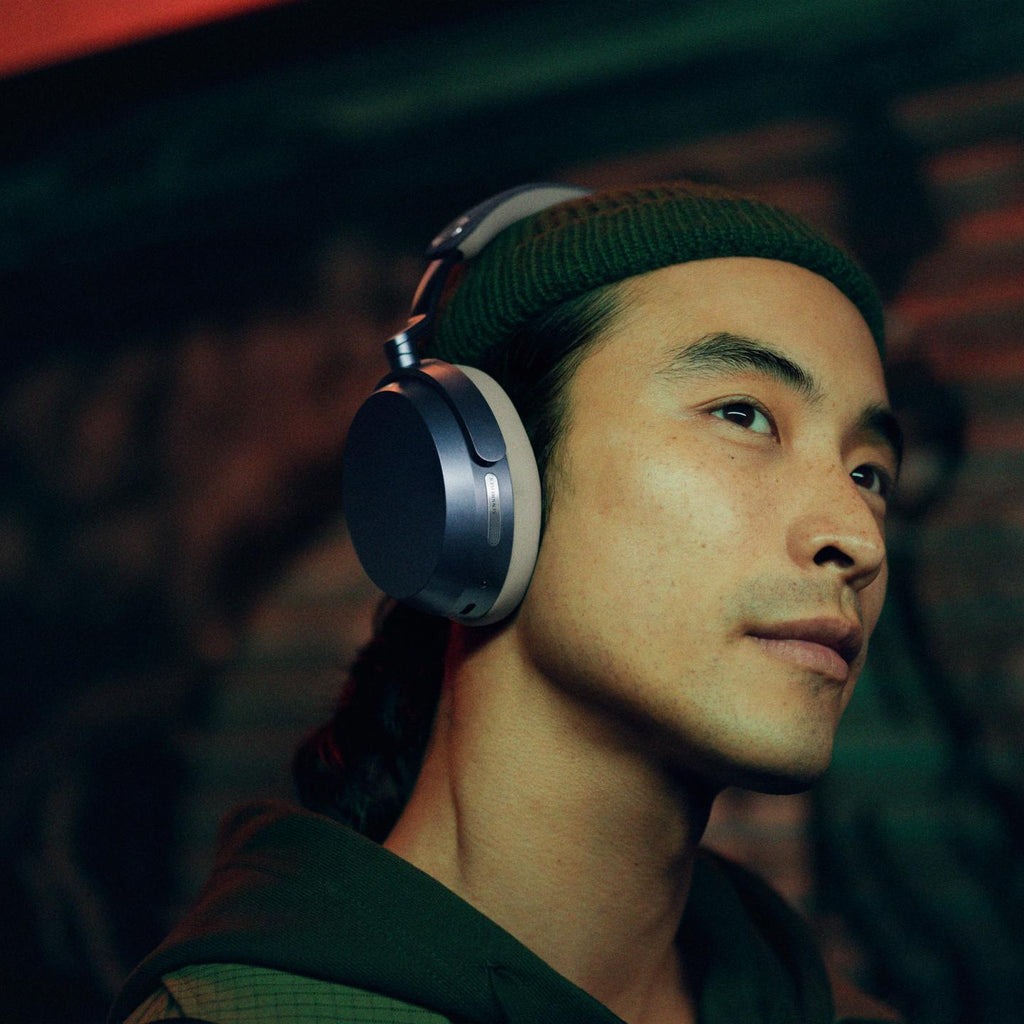 Sennheiser Momentum 5 Wireless worn, lifestyle