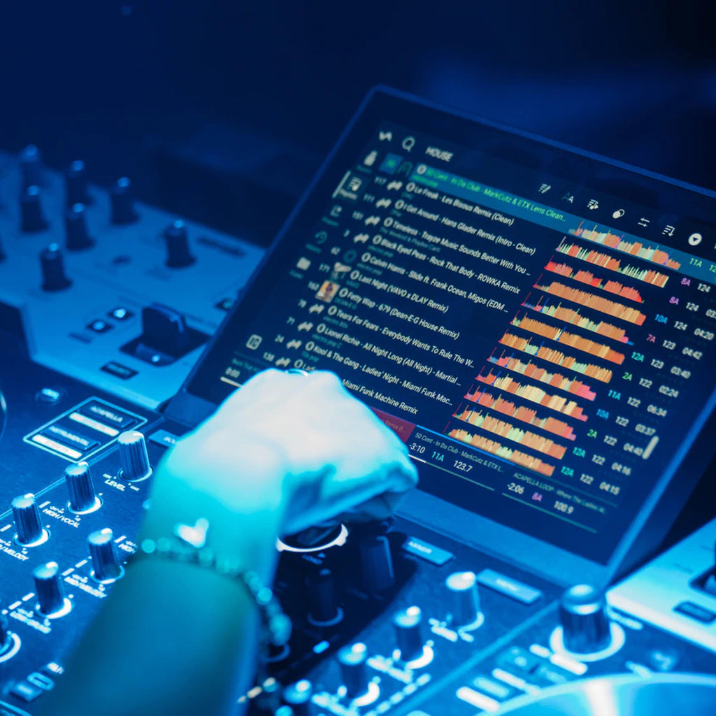 Denon DJ Prime 4 G2, browsing the Engine DJ library on the touchscreen