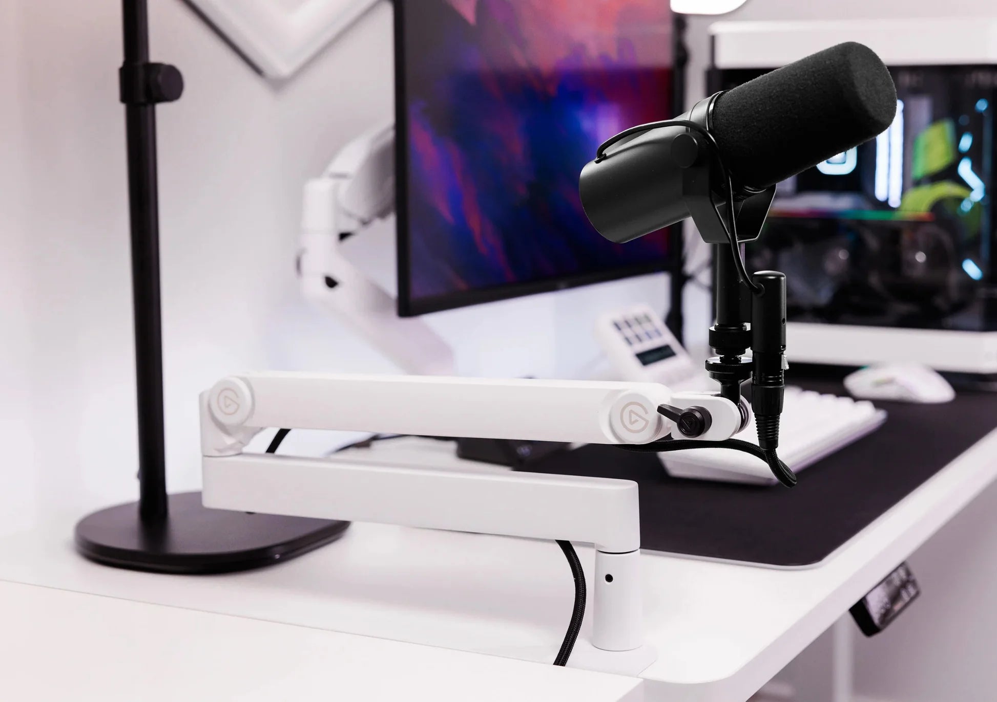 Elgato Wave Mic Arm Pro, white, in use