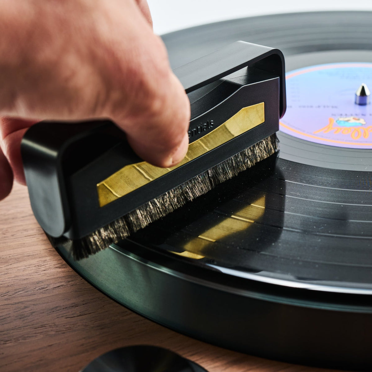Essentials TT Vinyl Kit 200, TT Brush Gold cleaning a record on a turntable