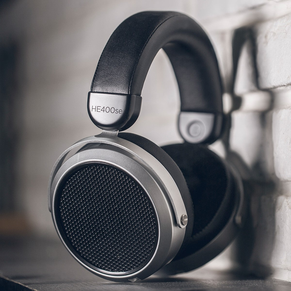 Wired HiFiMAN HE400se headphones with large ear cups and adjustable headband, designed for high-fidelity audio listening.