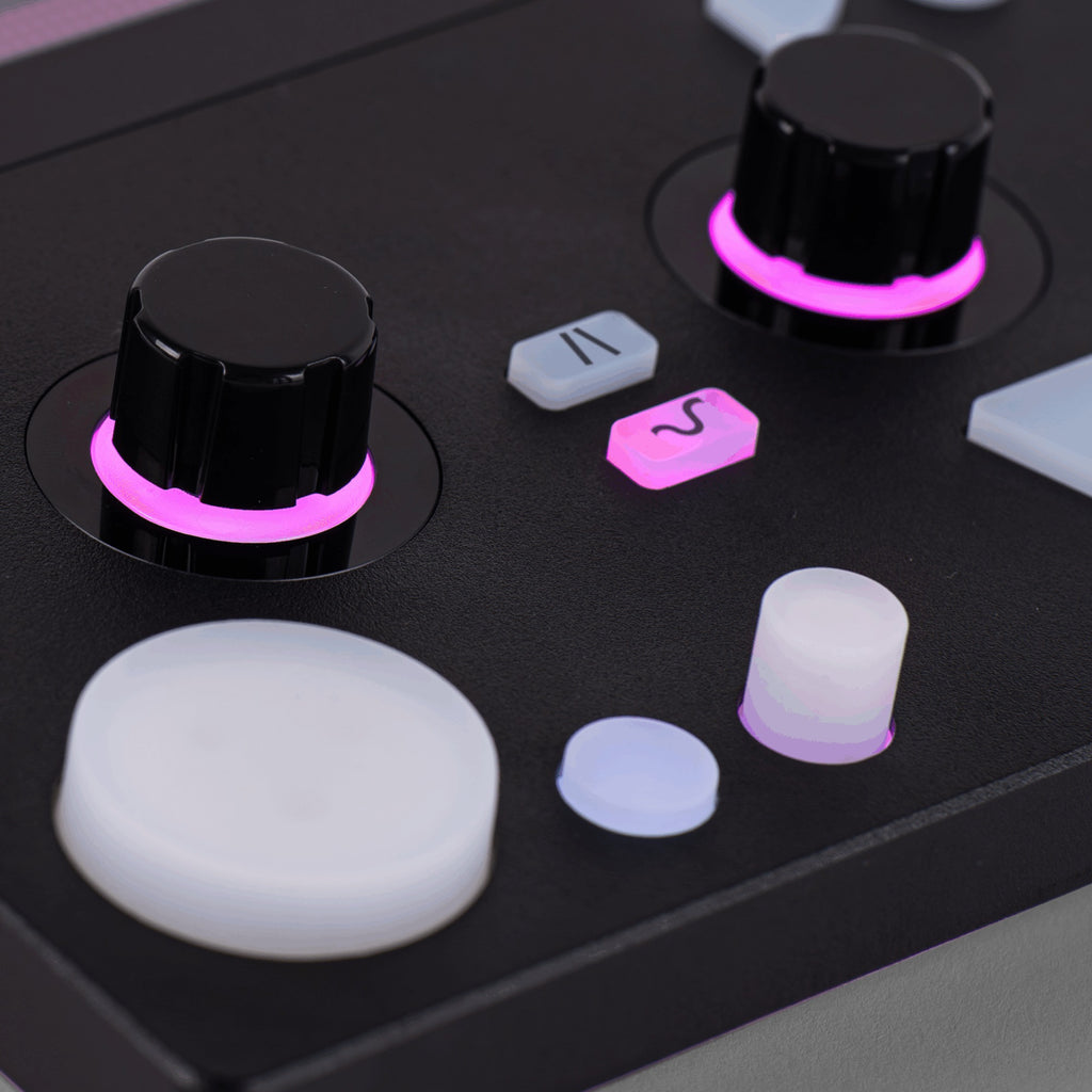 LOVE Synthesizers First Love, Pink, touchscreen detail