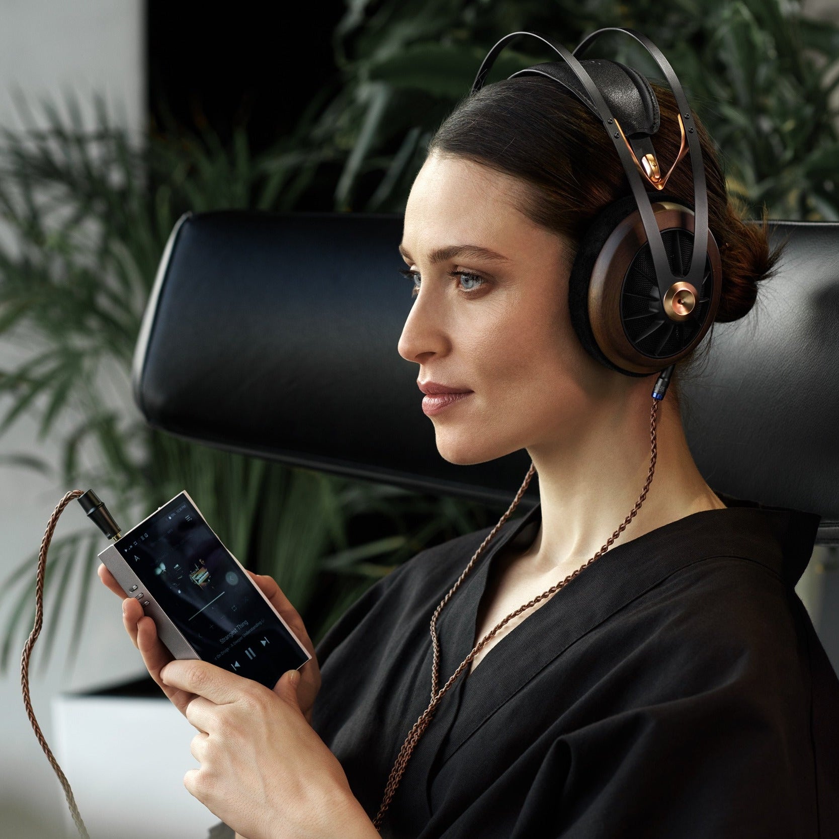 Meze Audio 109 Pro wired headphones, black.