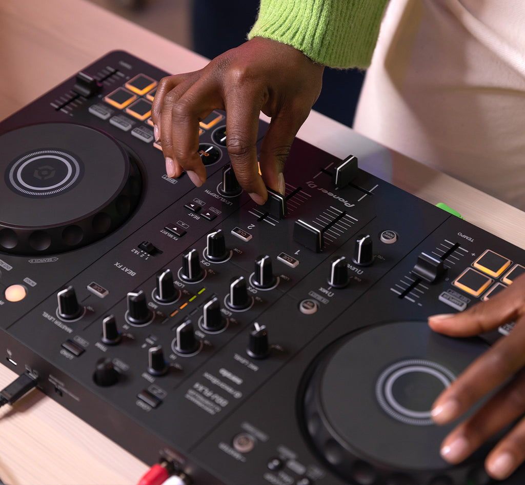 Pioneer DJ DDJ-FLX4 2-channel DJ controller, lifestyle setting