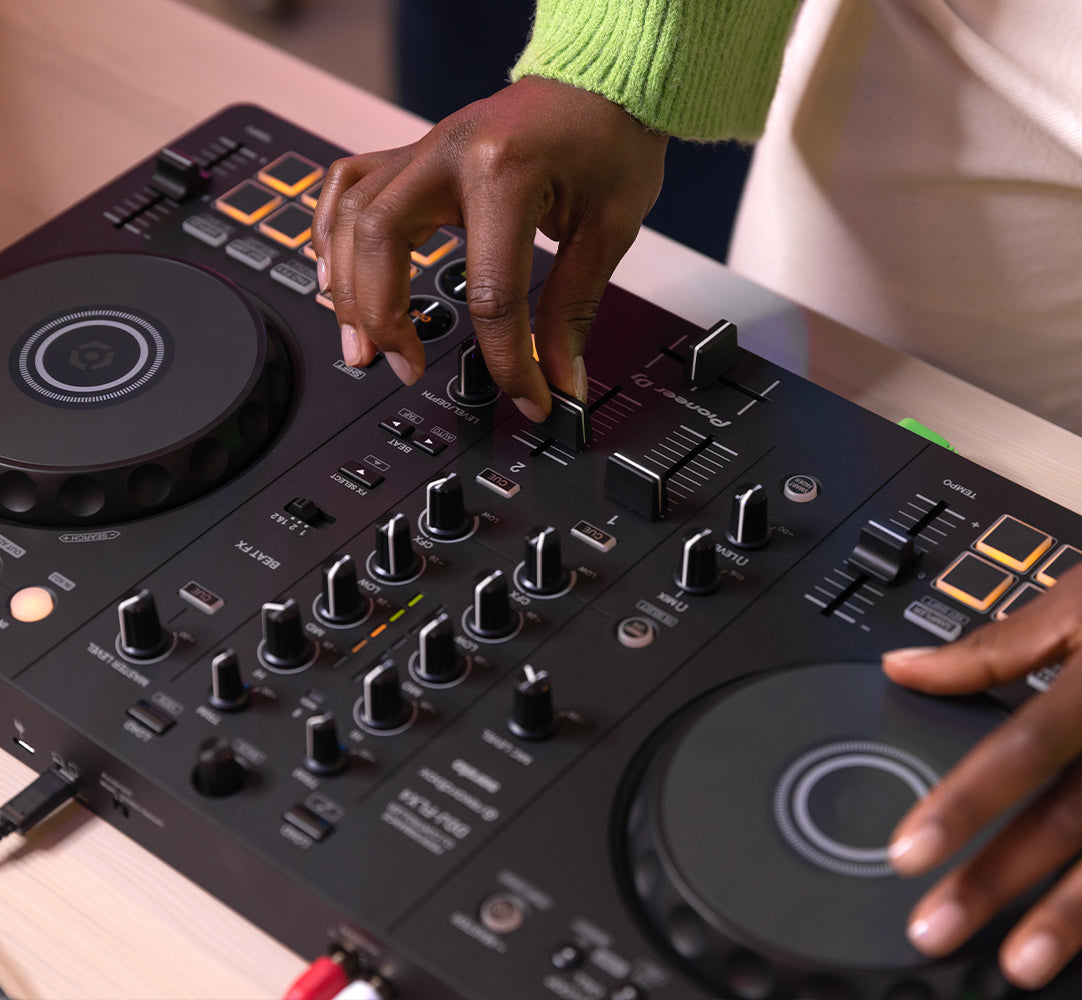 Pioneer DJ DDJ-FLX4 2-channel DJ controller, lifestyle setting