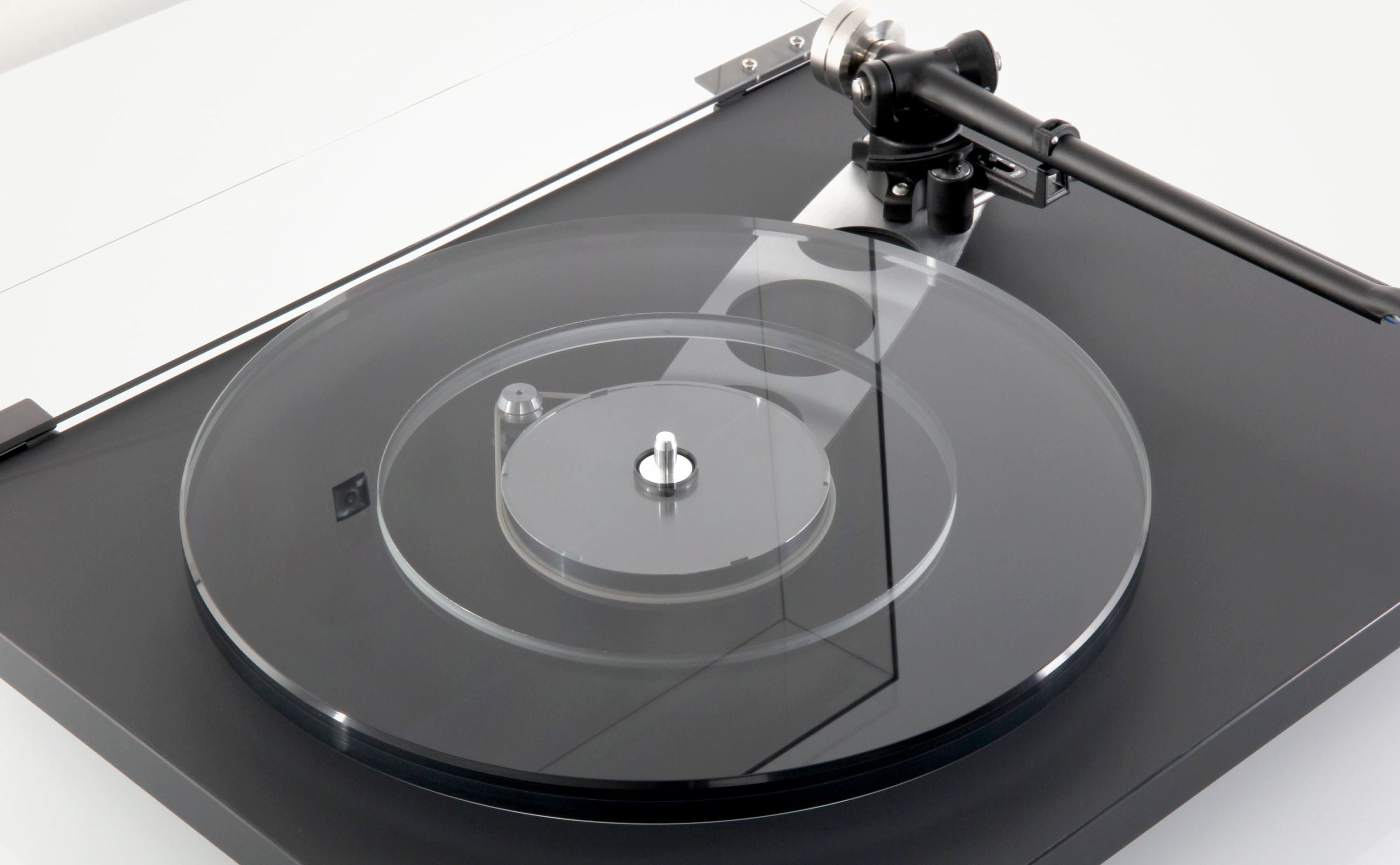 Rega Planar 6 turntable in Polaris Grey with Nd5 cartridge, showcasing a sleek design and high-quality audio components.