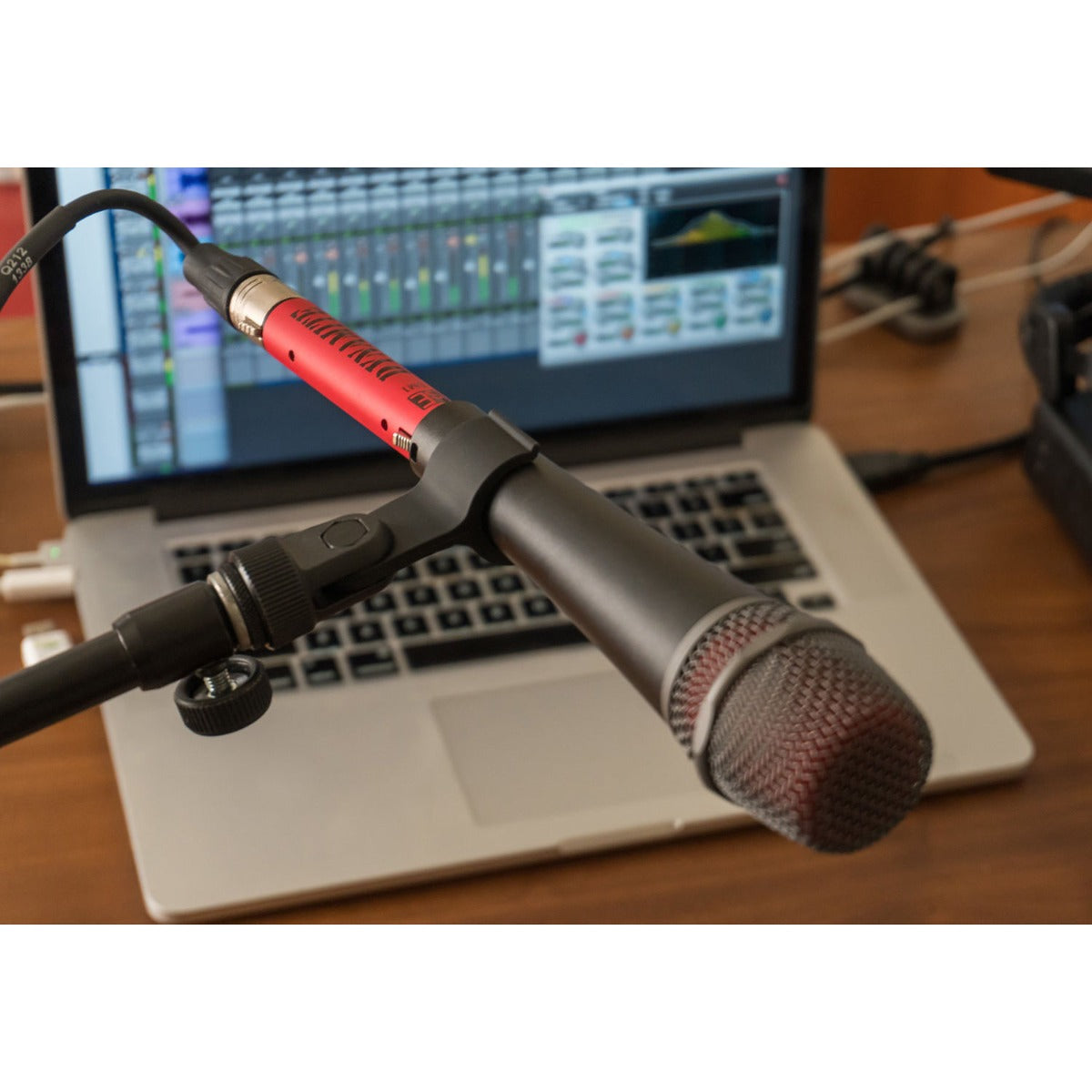 sE Electronics DM1 Dynamite inline active microphone preamp (view 2)