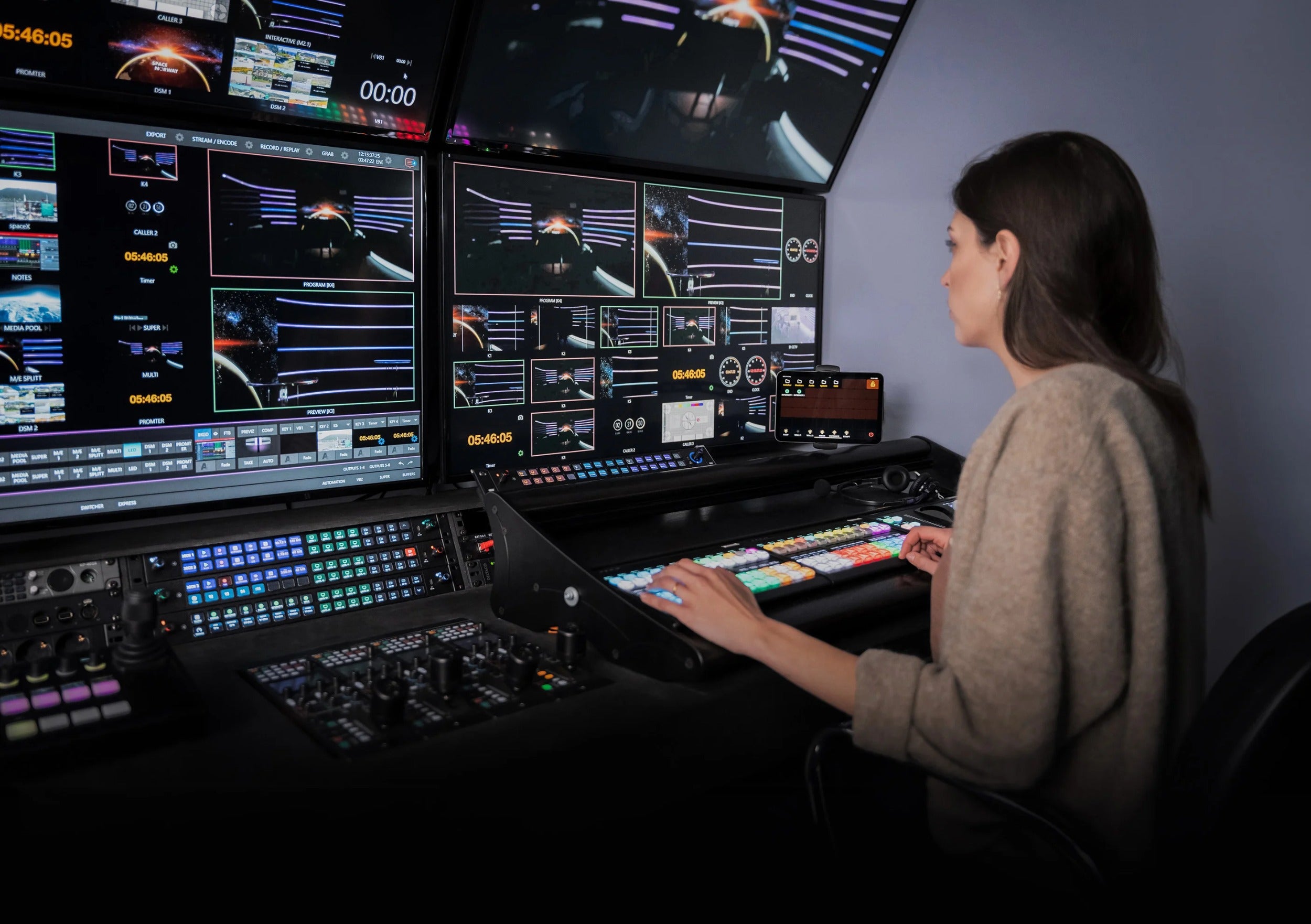 Elgato Stream Deck Studio video editing controller with customizable buttons and professional layout for streamers and content creators.