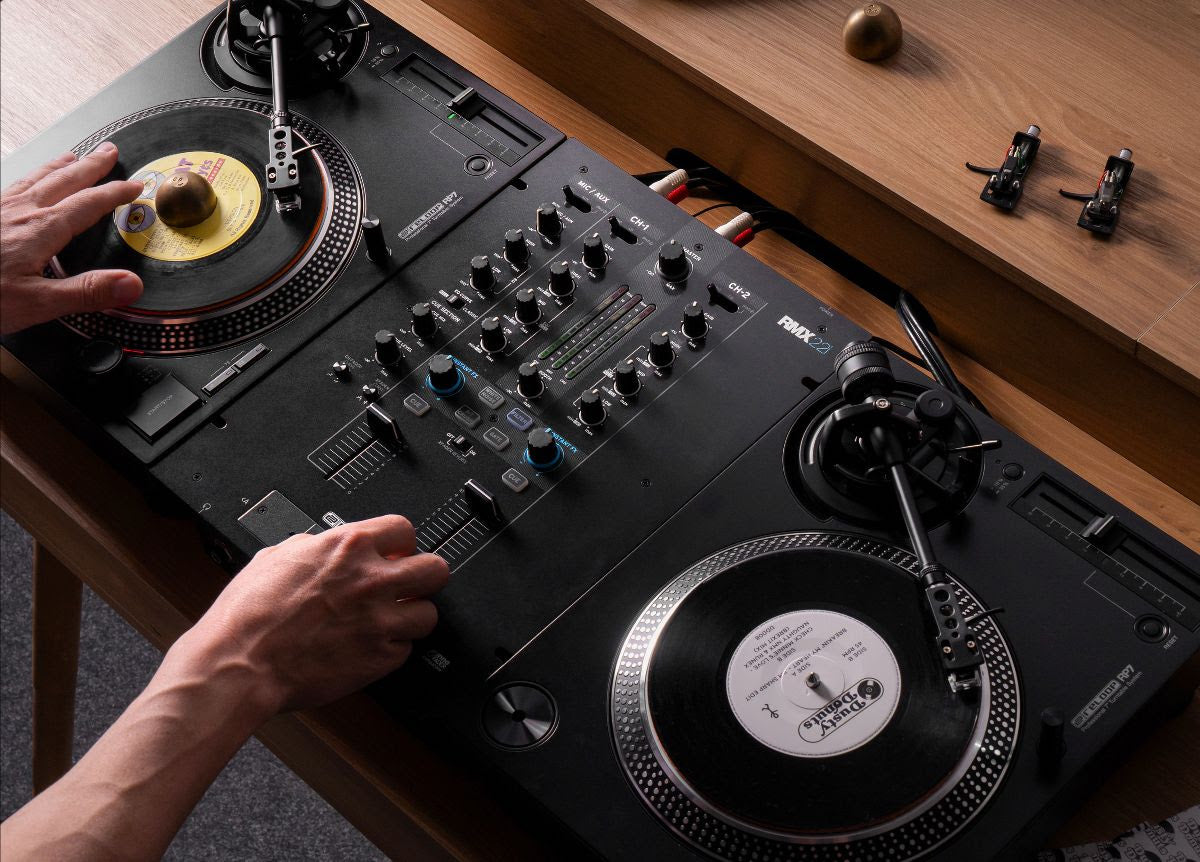 Reloop RP-7 DJ turntable with black platter and tonearm, featuring control knobs and pitch slider for professional mixing setup.