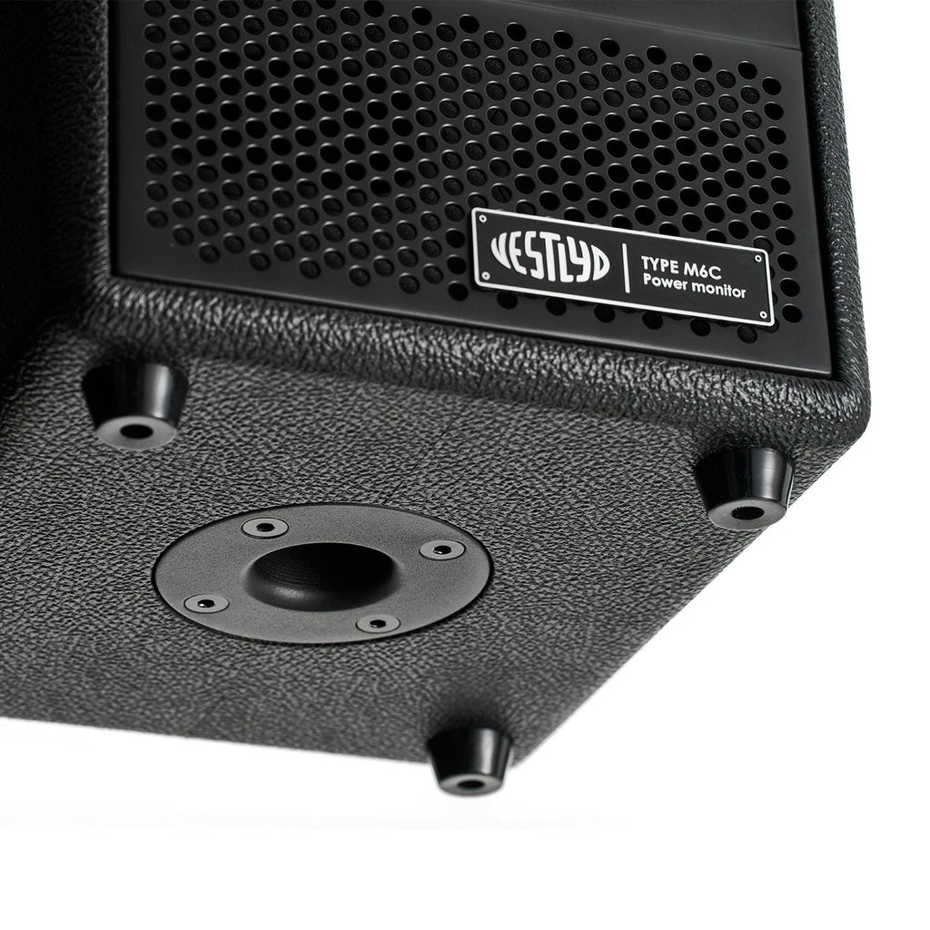 Vestlyd M6C Active underside detail with 35 mm pole mount socket and rubber feet