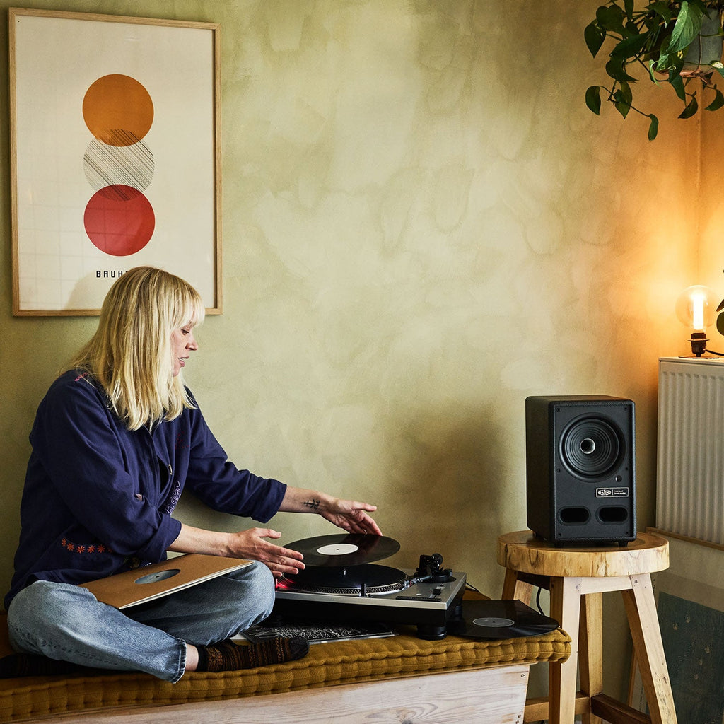 Listening to vinyl with the Vestlyd M6C Active in Black and a Vestlyd Pro T1 turntable