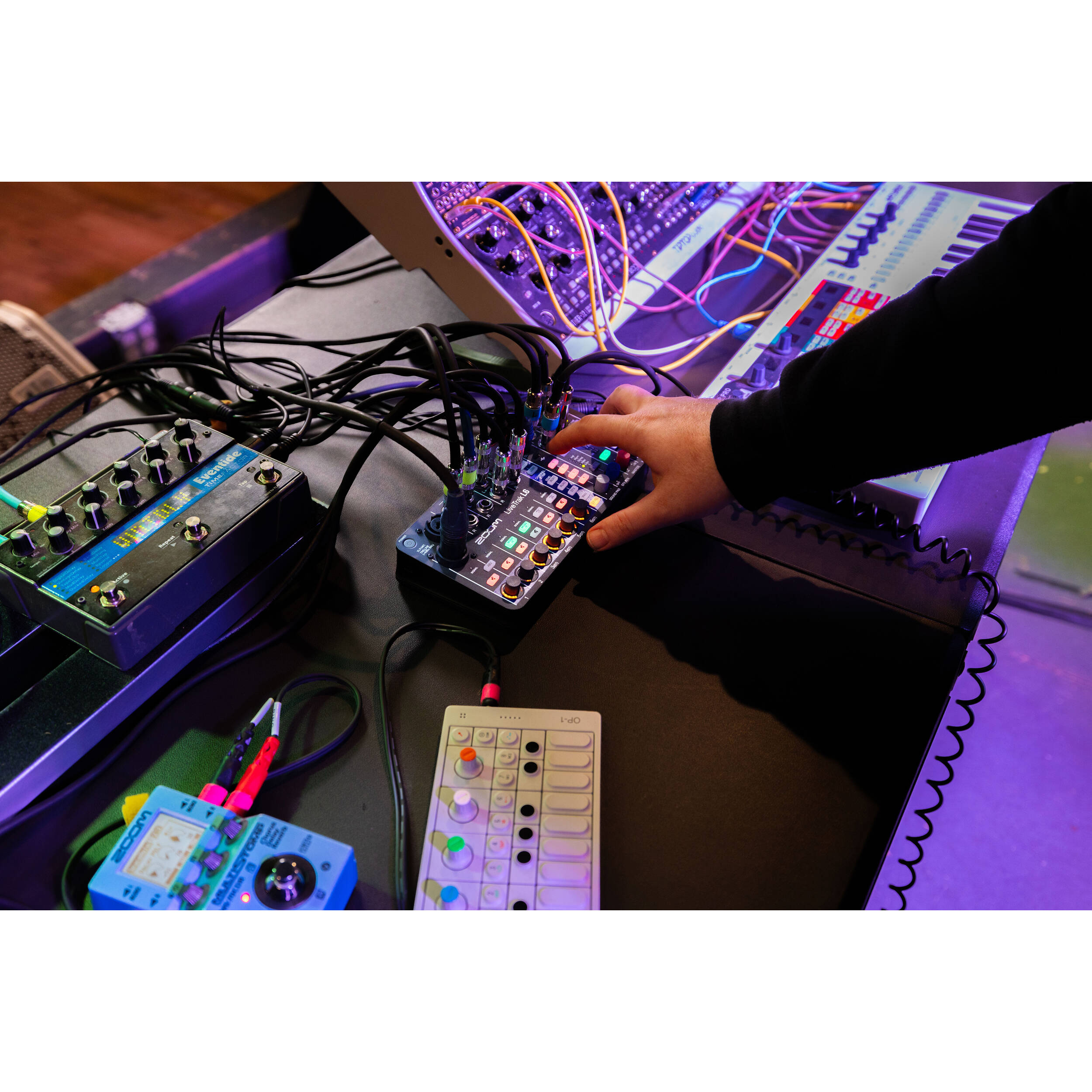 Zoom LiveTrak L-6 digital mixer, view 7